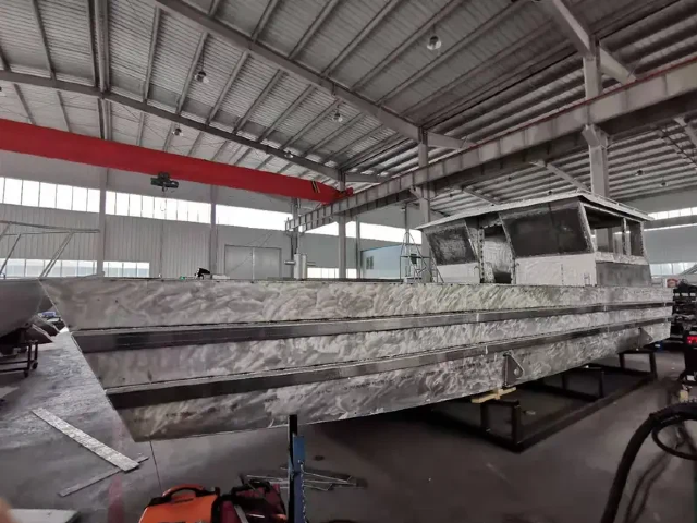 ما مدى قوة قارب الإنزال المصنوع من الألومنيوم بطول 11 مترًا؟