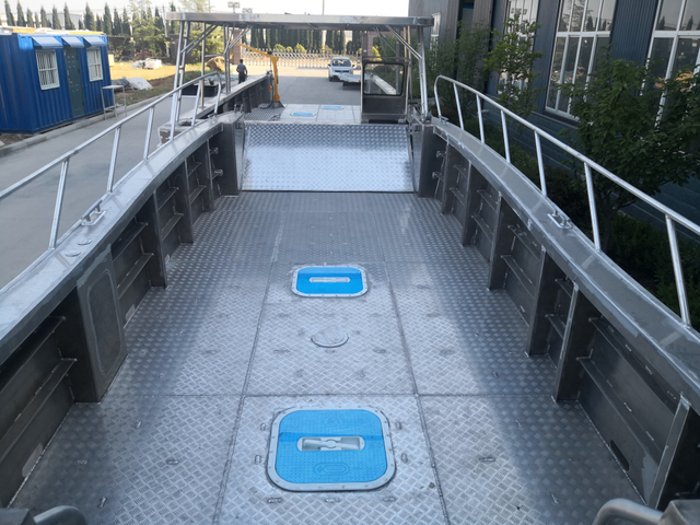 مركبة إنزال بطول 11 متر لنقل البضائع